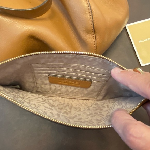 Michael Kors Reversible Handbag w/ Removal Matching Wristlet (inside) - Picture 5 of 9